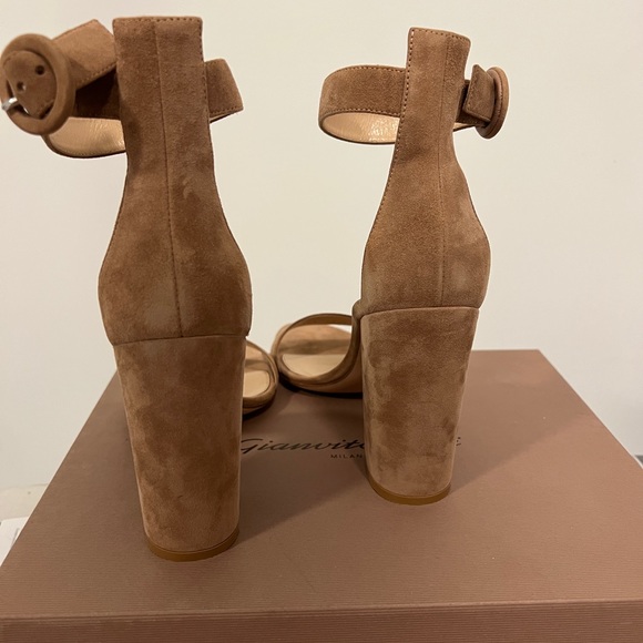 BNWT Authentic Gianvito Rossi Versilia Suede Block Heel Sandal - Picture 2 of 4